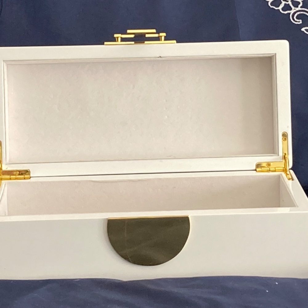 Striking C WONDER ewelry Case in White with Gold T on Front. - Picture 3 of 7